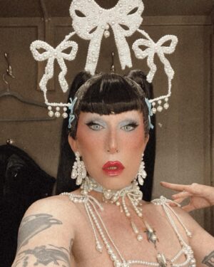 Louisianna Purchase Instagram - Pearly Dewdrops Drops ⚪️🤍⚪️

Going in the road again soon, and very excited to hit San Antonio, Portland, Seattle, Los Angeles, Chicago (3 times!), Philadelphia, Fort Worth, and lots lots more! Hope to see you bbs there!

Choker @matoro.sari Harness @creepyyeha Earringd @simonerocha_ Headpiece by me