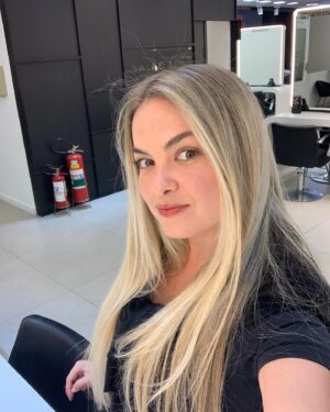 Lua Blanco Instagram - #tbt do meu dia de princesa em São Paulo com a @rosangelaaraujo no salão @1838jardimamerica, onde ela retocou o meu loiro e aparou minhas pontas! ter cabelo comprido assim só é possível com profissionais tão incríveis quanto a Ro, em quem confio cegamente há dez anos. obrigada pelo zelo e cuidado de sempre, tanto seu quanto da sua equipe, Ro! ❤️ #loirodossonhos #rosangelaaraujo #cabelo #loiro #mechas