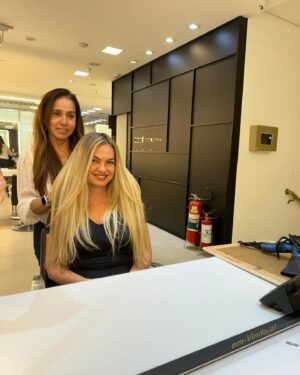 Lua Blanco Instagram - #tbt do meu dia de princesa em São Paulo com a @rosangelaaraujo no salão @1838jardimamerica, onde ela retocou o meu loiro e aparou minhas pontas! ter cabelo comprido assim só é possível com profissionais tão incríveis quanto a Ro, em quem confio cegamente há dez anos. obrigada pelo zelo e cuidado de sempre, tanto seu quanto da sua equipe, Ro! ❤️ #loirodossonhos #rosangelaaraujo #cabelo #loiro #mechas