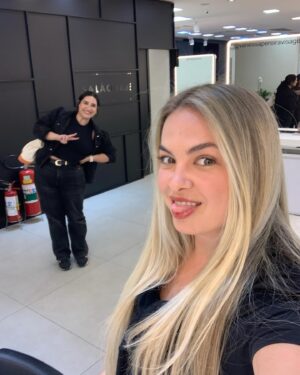 Lua Blanco Instagram - #tbt do meu dia de princesa em São Paulo com a @rosangelaaraujo no salão @1838jardimamerica, onde ela retocou o meu loiro e aparou minhas pontas! ter cabelo comprido assim só é possível com profissionais tão incríveis quanto a Ro, em quem confio cegamente há dez anos. obrigada pelo zelo e cuidado de sempre, tanto seu quanto da sua equipe, Ro! ❤️ #loirodossonhos #rosangelaaraujo #cabelo #loiro #mechas