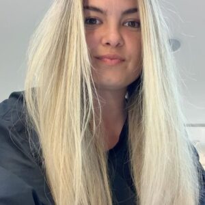 Lua Blanco Instagram - #tbt do meu dia de princesa em São Paulo com a @rosangelaaraujo no salão @1838jardimamerica, onde ela retocou o meu loiro e aparou minhas pontas! ter cabelo comprido assim só é possível com profissionais tão incríveis quanto a Ro, em quem confio cegamente há dez anos. obrigada pelo zelo e cuidado de sempre, tanto seu quanto da sua equipe, Ro! ❤️ #loirodossonhos #rosangelaaraujo #cabelo #loiro #mechas