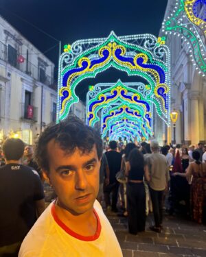 Luca Ravenna Instagram - Catania potrei lavorare per la Pro Loco
1. Parrucchiere al top
2. Così si inaugura un’attività 
3. Seltz limone e sale (ogni città dovrebbe venderlo)
4. Passato remoto di Pokè
5. Shark Edicola by@vincenzovim 
6. Palazzolo Acreide agghindato a festa
7. @pinksonepinkfloyd Tribute band dei Pink Floyd a Palazzolo Acreide esegue “Learning to fly” la più bella canzone dei PF
8 @alicevaleriaoliveri ripensa alla sua adolescenza a bordo piscina alla Risacca
9. Blessed by the sicilian sun 
10. Regalo slogan per @tomarchio_pasticceriasiciliana 
“Lato mio, bene
  La Tomarchio, ottima”

🐘❤️💙