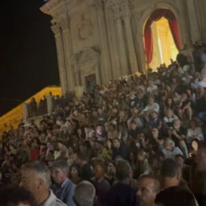 Luca Ravenna Instagram - Catania potrei lavorare per la Pro Loco
1. Parrucchiere al top
2. Così si inaugura un’attività 
3. Seltz limone e sale (ogni città dovrebbe venderlo)
4. Passato remoto di Pokè
5. Shark Edicola by@vincenzovim 
6. Palazzolo Acreide agghindato a festa
7. @pinksonepinkfloyd Tribute band dei Pink Floyd a Palazzolo Acreide esegue “Learning to fly” la più bella canzone dei PF
8 @alicevaleriaoliveri ripensa alla sua adolescenza a bordo piscina alla Risacca
9. Blessed by the sicilian sun 
10. Regalo slogan per @tomarchio_pasticceriasiciliana 
“Lato mio, bene
  La Tomarchio, ottima”

🐘❤️💙