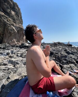 Luca Ravenna Instagram - Catania potrei lavorare per la Pro Loco
1. Parrucchiere al top
2. Così si inaugura un’attività 
3. Seltz limone e sale (ogni città dovrebbe venderlo)
4. Passato remoto di Pokè
5. Shark Edicola by@vincenzovim 
6. Palazzolo Acreide agghindato a festa
7. @pinksonepinkfloyd Tribute band dei Pink Floyd a Palazzolo Acreide esegue “Learning to fly” la più bella canzone dei PF
8 @alicevaleriaoliveri ripensa alla sua adolescenza a bordo piscina alla Risacca
9. Blessed by the sicilian sun 
10. Regalo slogan per @tomarchio_pasticceriasiciliana 
“Lato mio, bene
  La Tomarchio, ottima”

🐘❤️💙