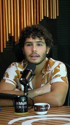 Lucas Burgatti Instagram - 💸 Igor falou um pouco de como lida com dinheiro no #Burgatticast #01 
Como é a vida financeira de vocês ? Coloca aí nos comentários 👇🏼
-
-
Link na bio para ver todo o episódio 🎙️
#dinheiro #podcast #corte #igorjansen #vidafinanceira