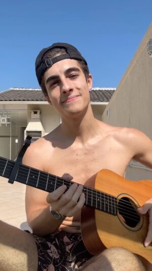 Lucas Burgatti Instagram - CARINHOSO 
-
Estava com saudades de gravar tocando e cantando. E ouvi essa obra de arte esses dias, assisti um cover e tive vontade de fazer também 🫶🏻