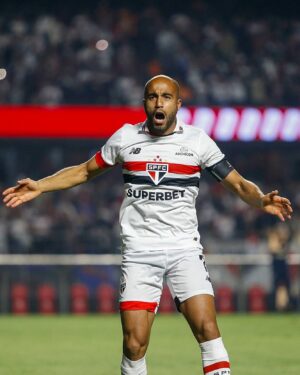 Lucas Moura Instagram - Um gol, uma assistência e um jogaço de Lucas

#VamosSãoPaulo 🇾🇪

📸 Paulo Pinto / São Paulo FC