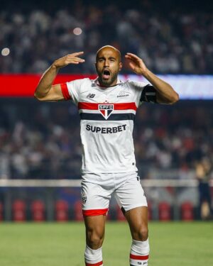 Lucas Moura Instagram - Um gol, uma assistência e um jogaço de Lucas

#VamosSãoPaulo 🇾🇪

📸 Paulo Pinto / São Paulo FC