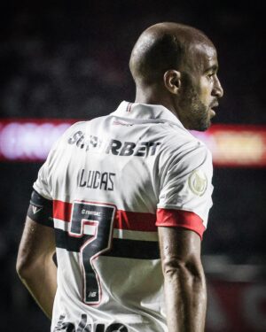 Lucas Moura Instagram - Obrigado torcedor são paulino por mais uma linda festa em nossa casa. Seguimos! 🔴⚪️⚫️ #obrigadoJESUS