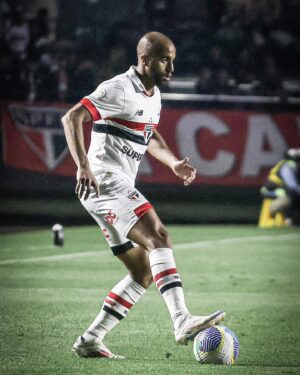 Lucas Moura Instagram - Obrigado torcedor são paulino por mais uma linda festa em nossa casa. Seguimos! 🔴⚪️⚫️ #obrigadoJESUS