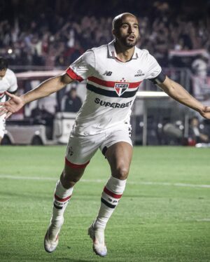 Lucas Moura Instagram - Obrigado torcedor são paulino por mais uma linda festa em nossa casa. Seguimos! 🔴⚪️⚫️ #obrigadoJESUS