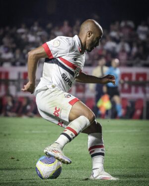 Lucas Moura Instagram - Obrigado torcedor são paulino por mais uma linda festa em nossa casa. Seguimos! 🔴⚪️⚫️ #obrigadoJESUS