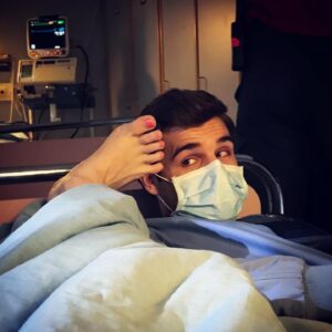 Lucas Reiber Instagram - Ploppi wusste schon immer, was da auf uns zukommen wird 🦠 
Wer weiß noch, welche Szene wir da grad gedreht haben und was is dat fürn Fuß?
#finalfack #fackjugöhte #freetv #primetime #sat1 #netflixpause