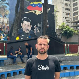 Lucas Strabko Instagram - Pobreza extrema. Pior país da América do Sul. Ditadura ferrenha. Qual é a verdade real da Venezuela? Passei alguns dias no país para mostrar tudo a vocês. A próxima série do Canal Cartoloucos começa amanhã. A vida dos jogadores brasileiros, o futebol local e a realidade das pessoas em um dos países mais chamativos do mundo. Acompanhem!
