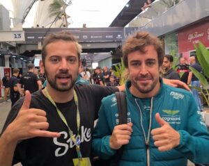 Lucas Strabko Instagram - SAIU UM DOS VÍDEOS MAIS LEGAIS DO CANAL! Olha todo mundo que a gente encontrou e resenhou! Tá tudo no vídeo! Acesso total na Fórmula 1! Mostramos tudo de como funciona a @alfaromeostake, a vida dos pilotos e dos mecânicos! Está sensacional! Só agradecer a @stake por ter nos proporcionado tudo isso! Vão lá assistir! Link nos stories!