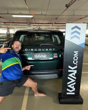 Lucas Strabko Instagram - ARRASTA PARA O LADO E VEJA O MAIOR CALÇÃO DA HISTÓRIA DO MARACANÃ! 
.
Sabe onde está meu calção? Na maior loja de carros do Rio! A Kavak Galeão, com mais de 400 carros, de tudo quanto é preço! É de Kavak que viemos fazer história no Maraca!