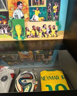 Lucas Strabko Instagram - Primeira parada: museu da FIFA na Suíça! Vim descobrir as verdades sobre os Mundiais. Vai dar bololô. Vocês saberão tudo essa semana no canal! Muito obrigado, @sportz.br!
