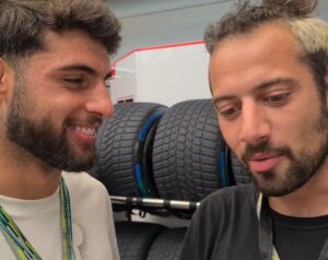 Lucas Strabko Instagram - SAIU UM DOS VÍDEOS MAIS LEGAIS DO CANAL! Olha todo mundo que a gente encontrou e resenhou! Tá tudo no vídeo! Acesso total na Fórmula 1! Mostramos tudo de como funciona a @alfaromeostake, a vida dos pilotos e dos mecânicos! Está sensacional! Só agradecer a @stake por ter nos proporcionado tudo isso! Vão lá assistir! Link nos stories!