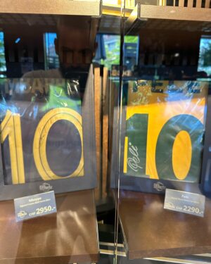 Lucas Strabko Instagram - Primeira parada: museu da FIFA na Suíça! Vim descobrir as verdades sobre os Mundiais. Vai dar bololô. Vocês saberão tudo essa semana no canal! Muito obrigado, @sportz.br!