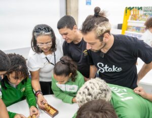 Lucas Strabko Instagram - Um dia cheio de alegria! Recebemos a visita especial do @cartolouco no Instituto Neymar Jr. 🤩✨ Agradecemos pela energia e pela simpatia com as nossas crianças. Os pequenos amaram a visita! Agradecemos por dedicar um pouco do seu tempo para conhecer nosso projeto e pelas risadas compartilhadas. Juntos, fazemos a diferença! 💚💛 

A day full of joy! We received a special visit from @cartolouco at Instituto Neymar Jr. 🤩✨ We thank you for your energy and kindness towards our children. The little ones loved the visit! Thank you for dedicating some of your time to get to know our project and for the shared laughs. Together, we make the difference! 💚💛

#institutoneymarjr #neymarjr #projetosocial #cartolouco