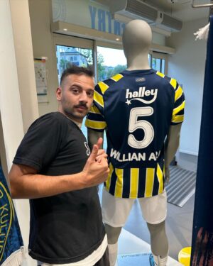 Lucas Strabko Instagram - CHEGUEI NA TURQUIA! O único lugar no mundo que o McDonalds mudou de cor por causa do futebol. No lado do Fenerbahce, NADA vermelho e amarelo do Galatasaray. Amanhã tem o maior clássico do mundo e semana que vem a final da Liga dos Campeões. Vamos viver a loucura da Turquia. @stake, obrigado por mais uma!