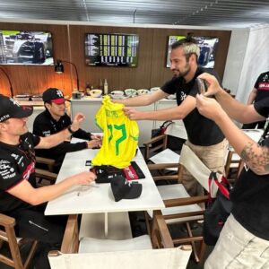 Lucas Strabko Instagram - SAIU UM DOS VÍDEOS MAIS LEGAIS DO CANAL! Olha todo mundo que a gente encontrou e resenhou! Tá tudo no vídeo! Acesso total na Fórmula 1! Mostramos tudo de como funciona a @alfaromeostake, a vida dos pilotos e dos mecânicos! Está sensacional! Só agradecer a @stake por ter nos proporcionado tudo isso! Vão lá assistir! Link nos stories!