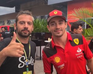 Lucas Strabko Instagram - SAIU UM DOS VÍDEOS MAIS LEGAIS DO CANAL! Olha todo mundo que a gente encontrou e resenhou! Tá tudo no vídeo! Acesso total na Fórmula 1! Mostramos tudo de como funciona a @alfaromeostake, a vida dos pilotos e dos mecânicos! Está sensacional! Só agradecer a @stake por ter nos proporcionado tudo isso! Vão lá assistir! Link nos stories!