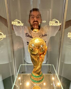 Lucas Strabko Instagram - Primeira parada: museu da FIFA na Suíça! Vim descobrir as verdades sobre os Mundiais. Vai dar bololô. Vocês saberão tudo essa semana no canal! Muito obrigado, @sportz.br!
