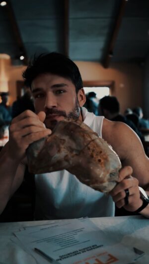 Lucas Viana Instagram - Melhor que o ponto dessa carne, só o sabor da minha vitória. Dia 12 de outubro no @fightmusicshow. 🥊🔥