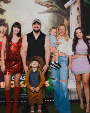 Luccas Neto Instagram - Luccas e Gi em: Dinossauros 🦖 nos CINEMAAAAAS !!!