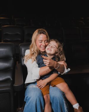 Luccas Neto Instagram - Luccas e Gi em: Dinossauros 🦖 nos CINEMAAAAAS !!!