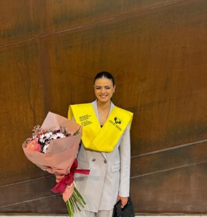 Lucía de la Puerta Instagram - Se puede decir que somos prácticamente médicos🖤👩🏽‍⚕️🏥FELIIZZZZ de poder vivir este día tan especial rodeada de gente tan increíble. Esta carrera ha supuesto un antes y un después para mi y con más ganas que nunca de empezar nuevas etapas y nuevos retos🖤. Gracias por estar ahi, os quiero