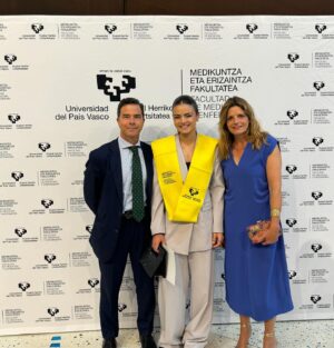 Lucía de la Puerta Instagram - Se puede decir que somos prácticamente médicos🖤👩🏽‍⚕️🏥FELIIZZZZ de poder vivir este día tan especial rodeada de gente tan increíble. Esta carrera ha supuesto un antes y un después para mi y con más ganas que nunca de empezar nuevas etapas y nuevos retos🖤. Gracias por estar ahi, os quiero