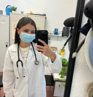 Lucía de la Puerta Instagram - Se puede decir que somos prácticamente médicos🖤👩🏽‍⚕️🏥FELIIZZZZ de poder vivir este día tan especial rodeada de gente tan increíble. Esta carrera ha supuesto un antes y un después para mi y con más ganas que nunca de empezar nuevas etapas y nuevos retos🖤. Gracias por estar ahi, os quiero