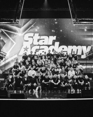 Lucie Bernardoni Instagram - Voilà, c’est fini. Bravo à tous ! 

C’est la fin de la promotion 2023 de la @staracademytf1 et
le début de leur aventure en solo. 

Bravo à @arachneeproductions pour cette tournée giganstesque.

À ces amitiés qui naissent de tout cela.
À vos futurs à tous. À nos futurs. 

Je vous souhaite le meilleur. 

À tous les chanteurs, danseurs, musiciens, technicienne)s, les équipes du tourbus, le catering, les habilleuses, toutes les personnes de la lumière, du son, de la réalisation, toutes les salles, les équipes sur place. Le sécurité etc... tant de corps de métier. 

Kevin, Paco, Seb, Aurélien etc… La production, Seb, Fiona, Romane etc...Dom, Marie...Katia…tant de personnes avec lesquelles j’ai pu nouer de vrais liens. 

À @jferbarre pour son implication tous les jours de cette tournée. 

À @alextrovato @davidberlandparis @anthonyghnassia @urbanmythology et toutes les personnes qui ont fait que ce show a été un succès immense. Aux plus de 400 000 personnes qui se sont déplacées dans toutes les villes. 

C’était un honneur de travailler avec vous tous.

Ps: joyeux anniversaire au producteur de la tournée @benjourdain avec lequel j’ai adoré travailler. Quelle aventure. 

Bravo à @sony.france @benjamingalouye @marieanne_rob 

Je n’oublierai jamais cette saison particulière. 

Pic by: 
@naumaur que l’on adore. 

Merci plus personnellement,  à @endemolfr @mathieuvergne @dmls_tv @jeanlouistv @tf1 @aprikian_ara @rmfaur et tant d’autres, de me faire vivre des émotions pareilles depuis, oh on ne compte plus les années. 😅 

À vite. 

Lucie.

À tous 
@djebril.slatni @lenie_v @pierregarniermusique @helena_blly @candiiice.mp3 @julien__lieb @axel.marbeuf

Je pense à nos 6 artistes qui sont venus sur certaines dates et qui méritent de continuer de croire en leurs rêves comme tous ❤️

@lolasolia  @victorienbrx @mariemaud.off @louis_mnt2 @margotabate @clara.cck_

Aux danseurs de la tournée: @jerkyjessy @whoisraffa @celiinebaron @adeh.myl @nadege.berge @colineecm

Aux musiciens: @jp.motte @guillaume_stelly @bricemirrione @roman.chlt Franck, ( je trouve pas vos insta 😅)