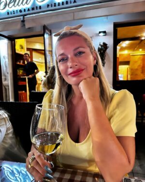 Lucie Borhyová Instagram - Bella Roma💛 #family #italian #dinner #beautiful #summer #hot #night #love #happiness #together #❤️