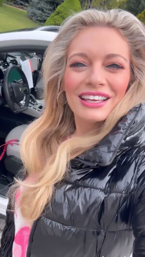 Lucie Borhyová Instagram - 🚙…🎥… #shooting #day #podcast #my #car #proud #ambassador #ds @ds_cesko & #perfect #team #camera #drone @wowproductions.cz & @knowlimits_group #comingsoon #❣️