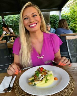 Lucie Borhyová Instagram - Krásnou sobotu Vám přeji!💜Užijte si poklidně víkend a uvidíme se dnes v 19:30 v Televizních novinách😍 #saturday #mood #lunch #time #weekend #vibes