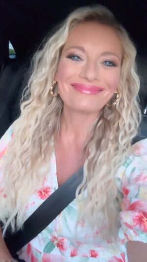 Lucie Borhyová Instagram - Krásný večer všem!✨💫✨#enjoy #your #evening #after #work #news #tv #moderator #goinghome #🚙