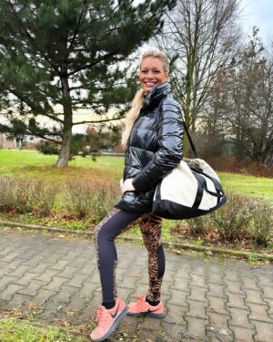 Lucie Borhyová Instagram - Opět mě dnes ráno krásně probudily sluneční paprsky☀️To se hned jinak vstává🤗Venku si ale na teplo, na které už to vypadá za oknem, budeme muset asi ještě chvíli počkat. Tak si užijte krásně úterý a opatrujte se💋 P.S. Ta taška (nejen) na cvičení je fakt super! Je prostorná, vejde se mi do ní hodně věcí a co oceňuju nejvíc je, že má spoustu různých kapes a kapsiček a tak v ní mám přehled, kde co mám👍Jinak v těchto velkých taškách většinou nemůžu nic najít😃🙈Pokud to máte stejně a chcete mít přehled a pořádek, tak mrkněte na @vuch_cz a tam ji najdete😉🎒 #sunnyday #tuesday #sport #bag #vuch