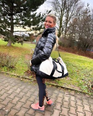 Lucie Borhyová Instagram - Opět mě dnes ráno krásně probudily sluneční paprsky☀️To se hned jinak vstává🤗Venku si ale na teplo, na které už to vypadá za oknem, budeme muset asi ještě chvíli počkat. Tak si užijte krásně úterý a opatrujte se💋 P.S. Ta taška (nejen) na cvičení je fakt super! Je prostorná, vejde se mi do ní hodně věcí a co oceňuju nejvíc je, že má spoustu různých kapes a kapsiček a tak v ní mám přehled, kde co mám👍Jinak v těchto velkých taškách většinou nemůžu nic najít😃🙈Pokud to máte stejně a chcete mít přehled a pořádek, tak mrkněte na @vuch_cz a tam ji najdete😉🎒 #sunnyday #tuesday #sport #bag #vuch