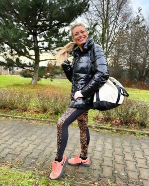 Lucie Borhyová Instagram - Opět mě dnes ráno krásně probudily sluneční paprsky☀️To se hned jinak vstává🤗Venku si ale na teplo, na které už to vypadá za oknem, budeme muset asi ještě chvíli počkat. Tak si užijte krásně úterý a opatrujte se💋 P.S. Ta taška (nejen) na cvičení je fakt super! Je prostorná, vejde se mi do ní hodně věcí a co oceňuju nejvíc je, že má spoustu různých kapes a kapsiček a tak v ní mám přehled, kde co mám👍Jinak v těchto velkých taškách většinou nemůžu nic najít😃🙈Pokud to máte stejně a chcete mít přehled a pořádek, tak mrkněte na @vuch_cz a tam ji najdete😉🎒 #sunnyday #tuesday #sport #bag #vuch