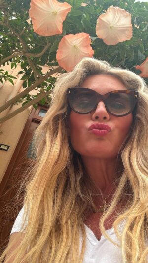 Lucie Borhyová Instagram - Posílám Vám jednu tradiční prvomájovou💋letos ale netradičně😉🌸 #prvnimaj #laskycas #pusa #polibek #kvet #firstofmay #may #tradition #kiss #blossom