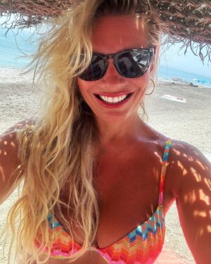 Lucie Borhyová Instagram - Tak jo…dělám, co mě baví…😎🌊☀️…a hodně😃🙌🧡 #sun #beach #sweet #life #family #relax #holiday #love #sea #💛