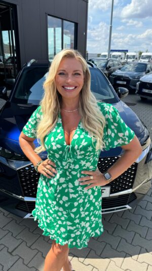 Lucie Borhyová Instagram - Kdo tipoval modrou metalízu💙tak tipoval správně ☑️ #ds #ds7 #blue #mettalic #new #car @ds_cesko #proud #ambassador #❤️