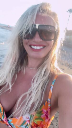 Lucie Borhyová Instagram - 🎶…when the sun goes down…🎶 #🌅 #sunset #beach #sea #walk #salty #blond #hair #relax #🧡