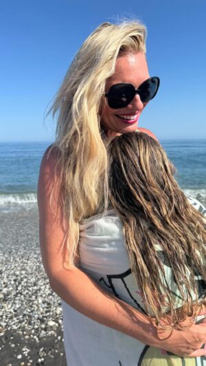 Lucie Borhyová Instagram - I🩷you #alwaysandforever #minime #👩‍❤️‍💋‍👩 #beachlife #besttime #sealovers #2in1 #🦘#💞