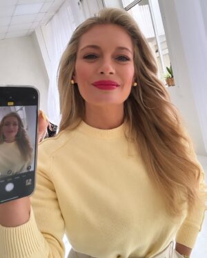 Lucie Borhyová Instagram - Krásný den, moji milí😍💛 Posílám Vám alespoň trošku ☀️ a pozitivní energie 🙌 když už se nám venku zase tak ochladilo🧥 #haveaniceday