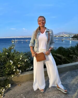 Lucie Borhyová Instagram - Naše oblíbená taverna s výhledem na Heraklion a klasická řecká večeře ➡️😃 #🩵 #loveit #greece #our #tavern #dinner #family #together #🇬🇷
