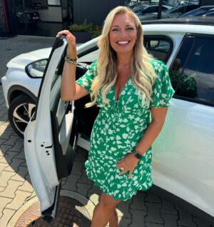 Lucie Borhyová Instagram - Než Vám sem postnu pokračování předchozího reelsu - po vynucené pauze kvůli 🐝 - tak si můžete tipnout, jakou barvu jsem si vybrala tentokrát…🤔😉 S bílou se právě teď definitivně loučím👋 #ds #store #praha #ds #ds7